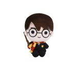 Descubra o Peluche Harry Potter, o feiticeiro mais icónico do mundo mágico! Disponível em 20 cm e 25 cm, macio, seguro e certificado CE. Ideal para crianças a partir dos 3 anos. Compre já na Plushie!