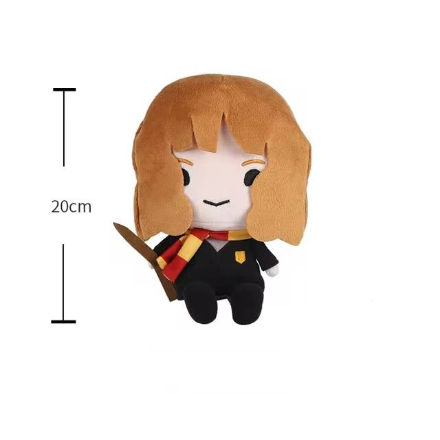 Peluche Hermione Granger 20cm Encante-se com o Peluche Hermione Granger, a feiticeira mais icónica de Harry Potter! Disponível em 20 cm e 25 cm, é macio, seguro e certificado CE. Perfeito para crianças a partir dos 3 anos. Compre já na Plushie!