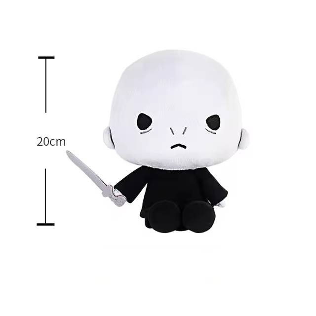 Peluche Lord Voldemort 20cm - 1 Descubra o Peluche Lord Voldemort de 20 cm, o ícone das trevas em versão macia e segura! Ideal para fãs de Harry Potter a partir dos 3 anos, com certificação CE. Compre já na Plushie!