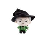 Descubra o Peluche Minerva McGonagall de 20 cm, perfeito para fãs de Harry Potter. Suave, seguro e certificado CE, ideal para crianças a partir dos 3 anos. Compre já na Plushie!