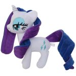 Encante-se com o Peluche Rarity de My Little Pony! Com detalhes brilhantes e disponível em vários tamanhos, este peluche é perfeito para crianças a partir dos 3 anos. Compre já na Plushie e traga a magia e generosidade de Ponyville para casa!