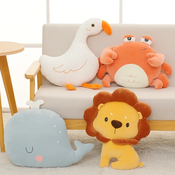 Leve a selva para casa com o Peluche Leão 45cm! Macio, realista e seguro, este peluche grande é perfeito para crianças a partir dos 3 anos. Ideal para brincadeiras e decorações. Compre já!