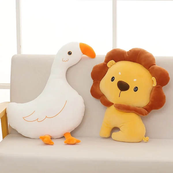 Leve a selva para casa com o Peluche Leão 45cm! Macio, realista e seguro, este peluche grande é perfeito para crianças a partir dos 3 anos. Ideal para brincadeiras e decorações. Compre já!
