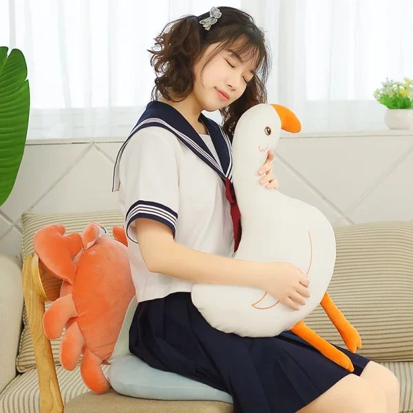 Descubra o Peluche Ganso 45cm! Grande, macio e seguro, este peluche infantil é ideal para crianças a partir dos 3 anos. Perfeito para brincar e decorar com charme campestre. Compre já!