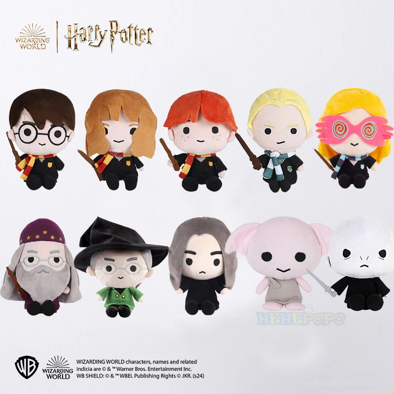 Peluche Harry Potter - Peluches de Filmes de Fantasia Descubra o Peluche Harry Potter, o feiticeiro mais icónico do mundo mágico! Disponível em 20 cm e 25 cm, macio, seguro e certificado CE. Ideal para crianças a partir dos 3 anos. Compre já na Plushie!