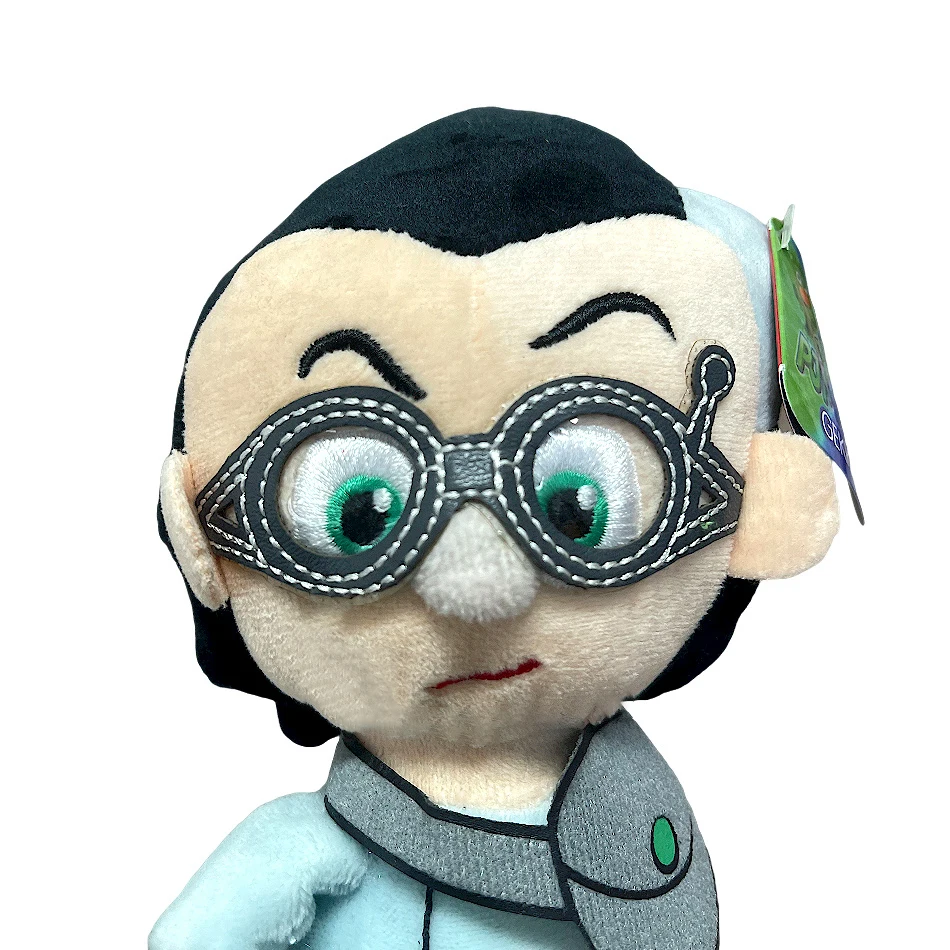 Peluche PJ Masks Romeo 20cm - Peluches de Séries Infantis Descubra o Peluche PJ Masks Romeo 20cm, inspirado no vilão mais divertido da série Disney Junior. Ideal para crianças +3 anos, macio, seguro e perfeito para brincar ou colecionar!