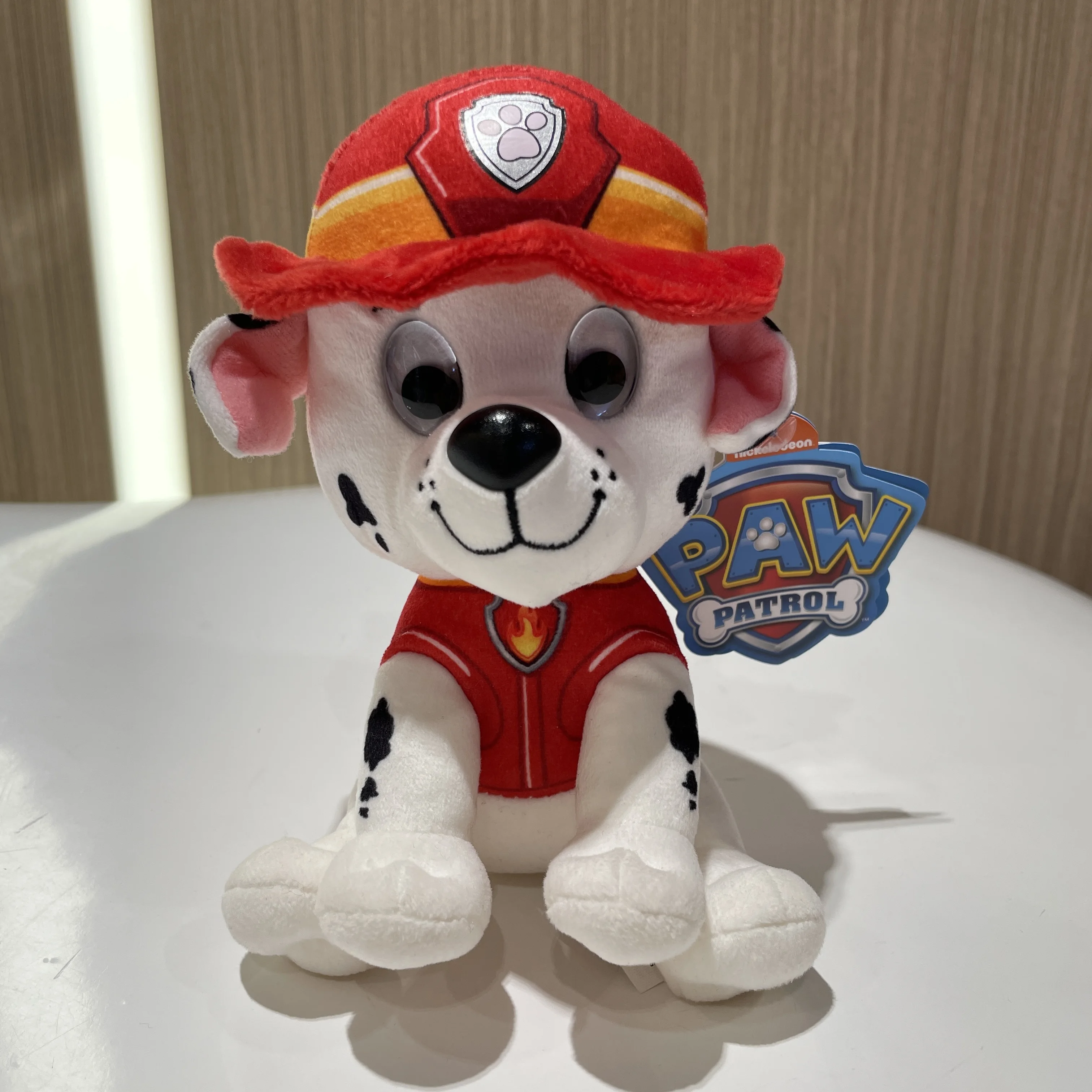 Peluche Marshall - Patrulha Pata - Bonecos de Peluche da Patrulha Descubra o Peluche Marshall da Patrulha Pata, um peluche infantil certificado CE, feito em poliéster suave e enchimento fofo. Perfeito para crianças que adoram brincar e imaginar aventuras.