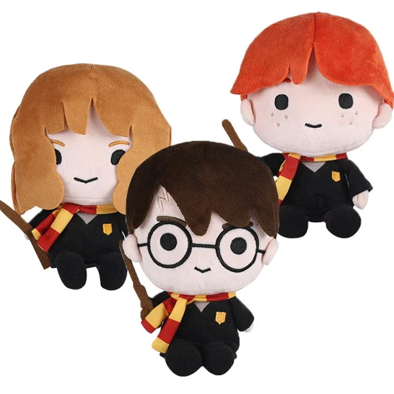 Peluche Harry Potter - Peluches de Filmes de Fantasia Descubra o Peluche Harry Potter, o feiticeiro mais icónico do mundo mágico! Disponível em 20 cm e 25 cm, macio, seguro e certificado CE. Ideal para crianças a partir dos 3 anos. Compre já na Plushie!