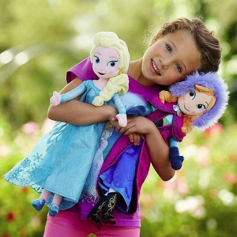 Peluche Elsa Frozen - Peluches do Filme Frozen para Crianças Descubra o Peluche Elsa Frozen em tamanhos de 40 cm e 50 cm. Suavidade e qualidade premium, ideal para crianças a partir dos 3 anos. Perfeito para fãs da Disney e do universo de fantasia!