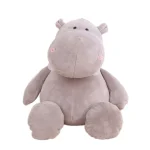 Descubra o Peluche Hipopótamo 28cm! Seguro, macio e ideal para crianças a partir dos 3 anos. Um peluche encantador para brincadeiras e abraços. Compre já na Plushie!