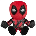 Conheça o Peluche Marvel Deadpool 25cm, inspirado no irreverente Mercenário Tagarela. Macio, seguro e perfeito para crianças a partir de 3 anos. Um presente ideal para fãs de super-heróis e filmes de fantasia!