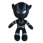 Leve para casa o Peluche Pantera Negra Avengers 30cm! Macio, seguro e fiel ao icónico herói de Wakanda, é perfeito para crianças a partir dos 3 anos. Ideal para fãs dos Avengers e de filmes de super-heróis!
