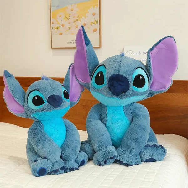 Adote o adorável Peluche Stitch da Disney! Disponível em 3 tamanhos, perfeito para crianças e fãs de Lilo & Stitch. Feito com materiais suaves e de alta qualidade. Compre já!