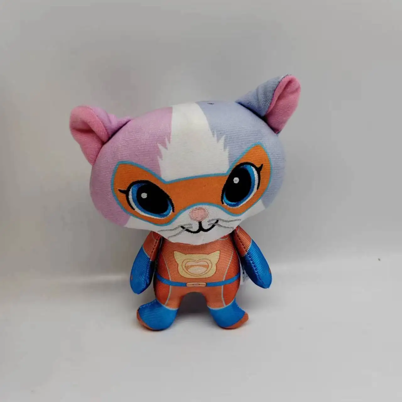 Peluche SuperKitties Buddy 18cm - Peluche Infantil Disney Junior Compre o Peluche SuperKitties Buddy 18cm, inspirado na série Disney Junior! Macio, seguro e perfeito para crianças +3 anos. Leve para casa este pequeno herói!