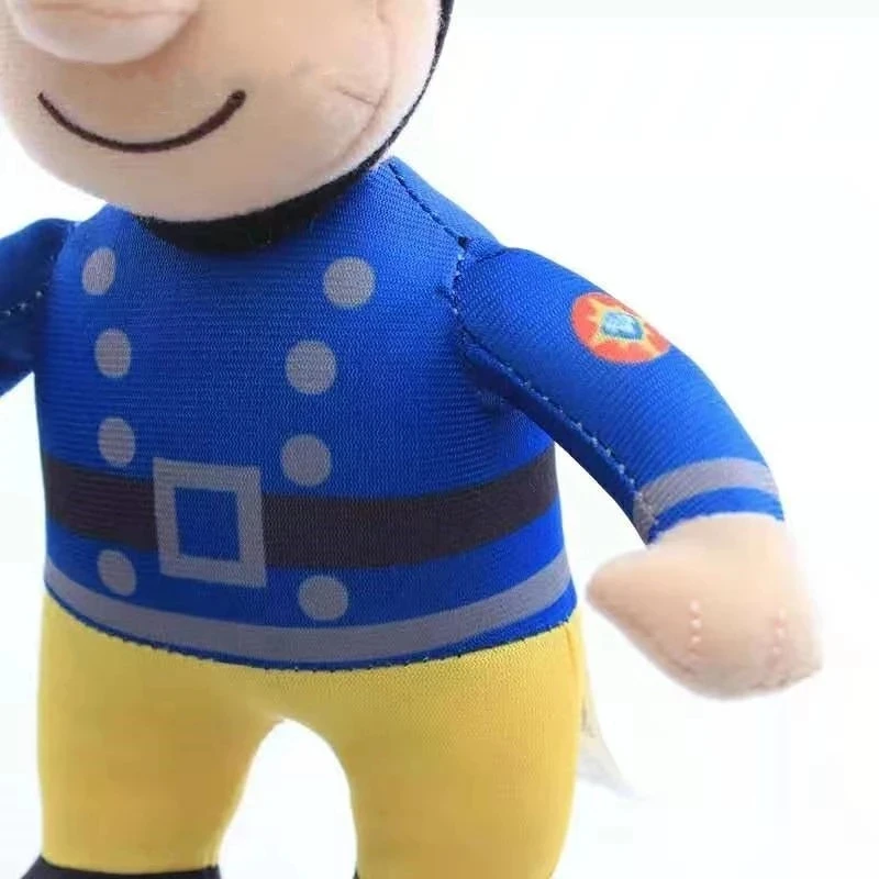Peluche Bombeiro Sam 25cm - Peluches de Séries Infantis Descubra o Peluche Bombeiro Sam 25cm, o herói favorito das crianças! Seguro, macio e educativo, é o presente ideal para estimular a imaginação e as brincadeiras. Compre já na Plushie!