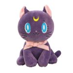 Descobre o Peluche Navegantes da Lua - Luna, inspirado na icónica gata guia da série! Suave, detalhado e disponível em dois tamanhos, é perfeito para crianças e fãs a partir dos 3 anos.
