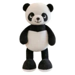 Encante-se com o Peluche Panda 28cm, feito com materiais macios e seguros para crianças a partir de 3 anos. Ideal para momentos de aconchego ou decoração, disponível na Plushie!