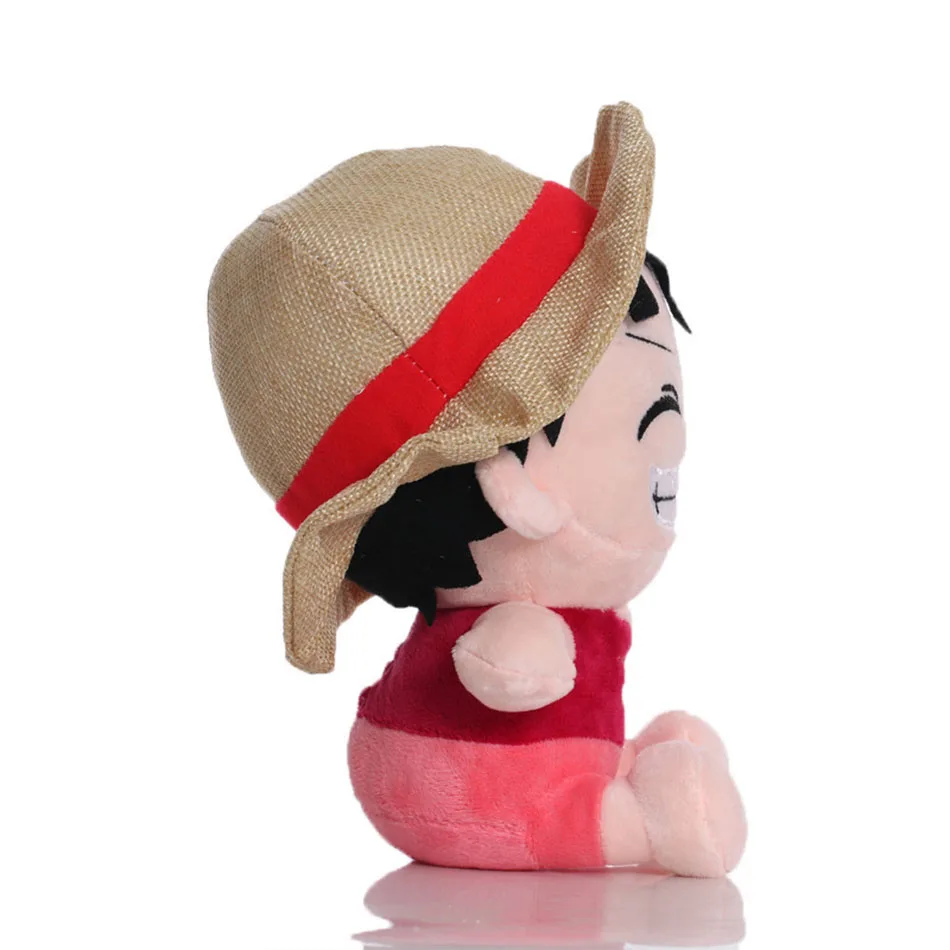 Peluche Luffy One Piece 20cm - Peluches de Anime na Plushie Descubra o Peluche Luffy One Piece 20cm, inspirado no icónico Monkey D. Luffy. Fabricado com materiais de qualidade, é perfeito para fãs de anime e crianças. Encontre já na Plushie!