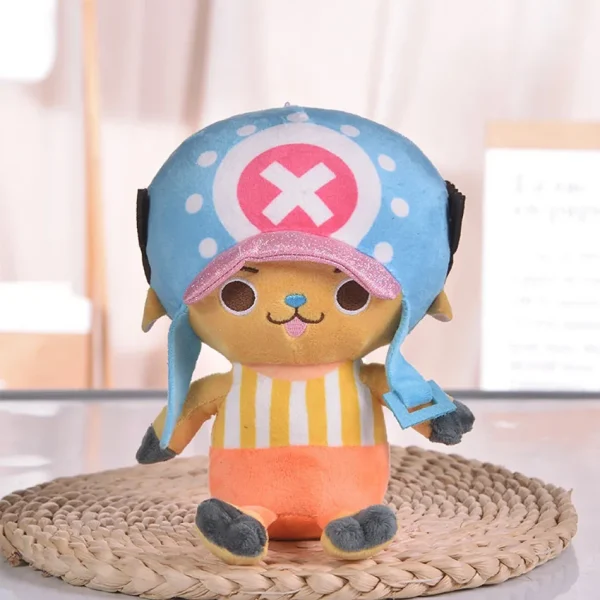 Descubra o Peluche Tony Tony Chopper One Piece 25cm! Macio, seguro e com detalhes icónicos, é perfeito para fãs de One Piece. Adquira já o seu na Plushie!