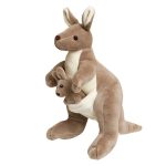 Descobre o adorável Peluche Kanguru, disponível em 27 cm e 35 cm. Feito de materiais suaves e com Certificado CE, é perfeito para crianças a partir dos 3 anos. Compra já na Plushie!