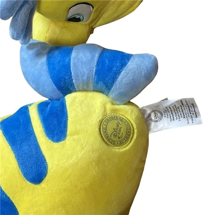 Peluche Linguado – A Pequena Sereia 40cm - 2 Descobre o adorável Peluche Linguado de A Pequena Sereia! Macio, seguro e disponível em 40cm, é o companheiro perfeito para abraçar e brincar. Certificado CE e ideal para crianças a partir dos 3 anos. Encomenda já!
