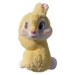 Descobre o adorável Peluche Miss Bunny de Bambi, com 30 cm de pura suavidade e detalhe. Perfeito para crianças e fãs da Disney, este peluche encanta qualquer coleção.