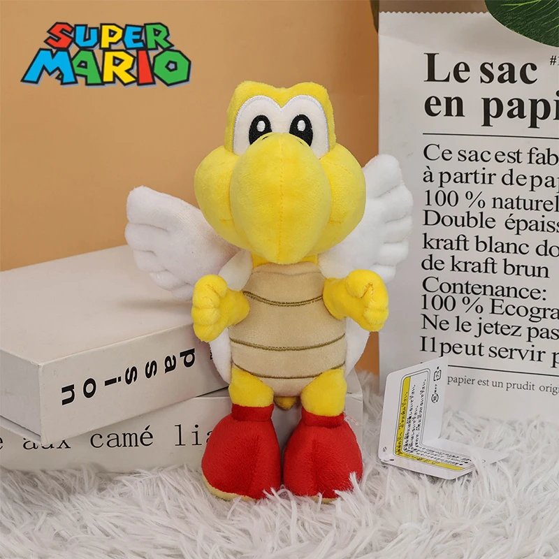 Peluche Koopa Paratroopa 20cm – O Clássico Inimigo de Super Mario Leva para casa o Peluche Koopa Paratroopa de 20cm! Macio, detalhado e certificado com selo CE, é perfeito para fãs de Super Mario e colecionadores. Compra já na Plushie!