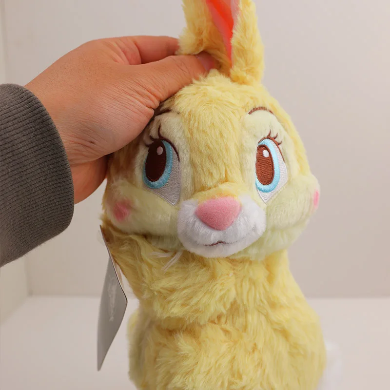 Peluche Miss Bunny - Bambi 30cm - Suavidade e Encanto Disney Descobre o adorável Peluche Miss Bunny de Bambi, com 30 cm de pura suavidade e detalhe. Perfeito para crianças e fãs da Disney, este peluche encanta qualquer coleção.