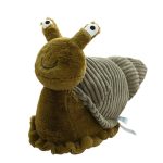 Descobre o encantador Peluche Caracol, disponível em 28 cm e 40 cm. Feito de materiais macios e seguros, é perfeito para crianças a partir dos 3 anos. Encontra o teu na Plushie!