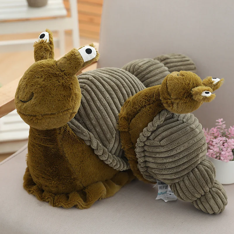Peluche Caracol – Macio, Adorável e Perfeito para Crianças Descobre o encantador Peluche Caracol, disponível em 28 cm e 40 cm. Feito de materiais macios e seguros, é perfeito para crianças a partir dos 3 anos. Encontra o teu na Plushie!