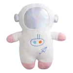 Descubra o Peluche Astronauta 50cm, perfeito para crianças que sonham com o espaço! Feito de algodão macio, com Certificado CE e um design inspirador. Ideal para brincar, decorar e explorar o universo da imaginação.