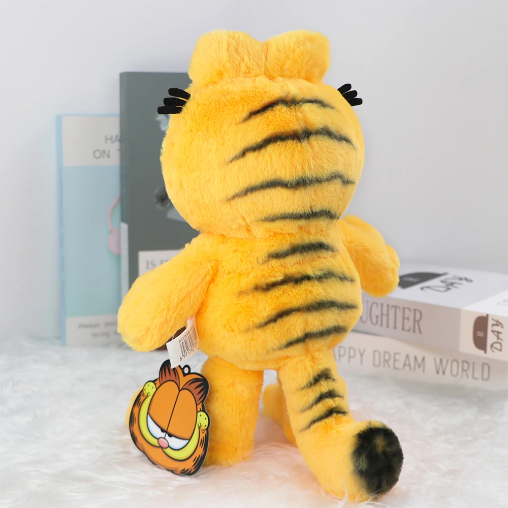 Peluche Garfield - O Gato Mais Divertido e Preguiçoso da Banda Desenhada Leva para casa o icónico Peluche Garfield, macio e cheio de personalidade. Disponível em vários tamanhos, perfeito para fãs de todas as idades. Compra já!