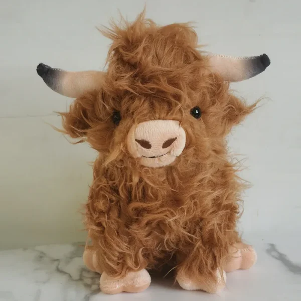 Descobre o Peluche Vaca Highland com 25cm de ternura! Um peluche infantil macio e encantador, inspirado na vaca escocesa. Ideal para fãs de animais da quinta.