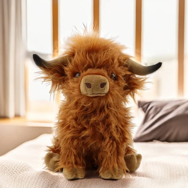 Descobre o Peluche Vaca Highland com 25cm de ternura! Um peluche infantil macio e encantador, inspirado na vaca escocesa. Ideal para fãs de animais da quinta.