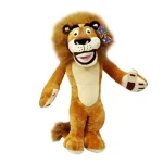 Leva para casa o leão Alex de Madagáscar em versão peluche de 25cm. Macio, seguro e perfeito para crianças fãs de filmes de aventura e fantasia.