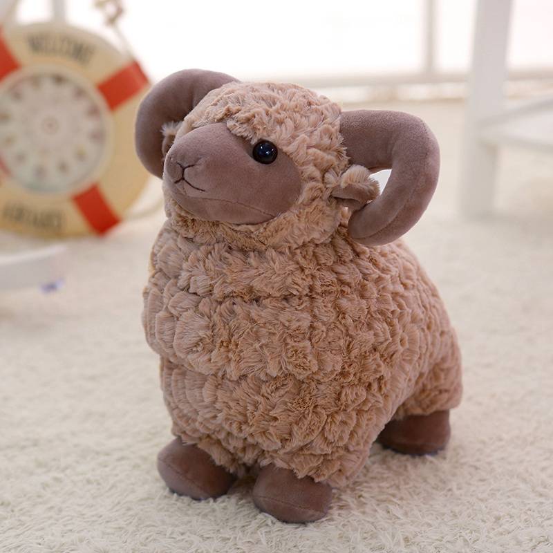 Peluche Ovelha - Castanho - 1 Descobre o Peluche de Ovelha em branco, rosa ou castanho. Suave, seguro e perfeito para crianças que adoram animais da quinta. Envio rápido e com amor!