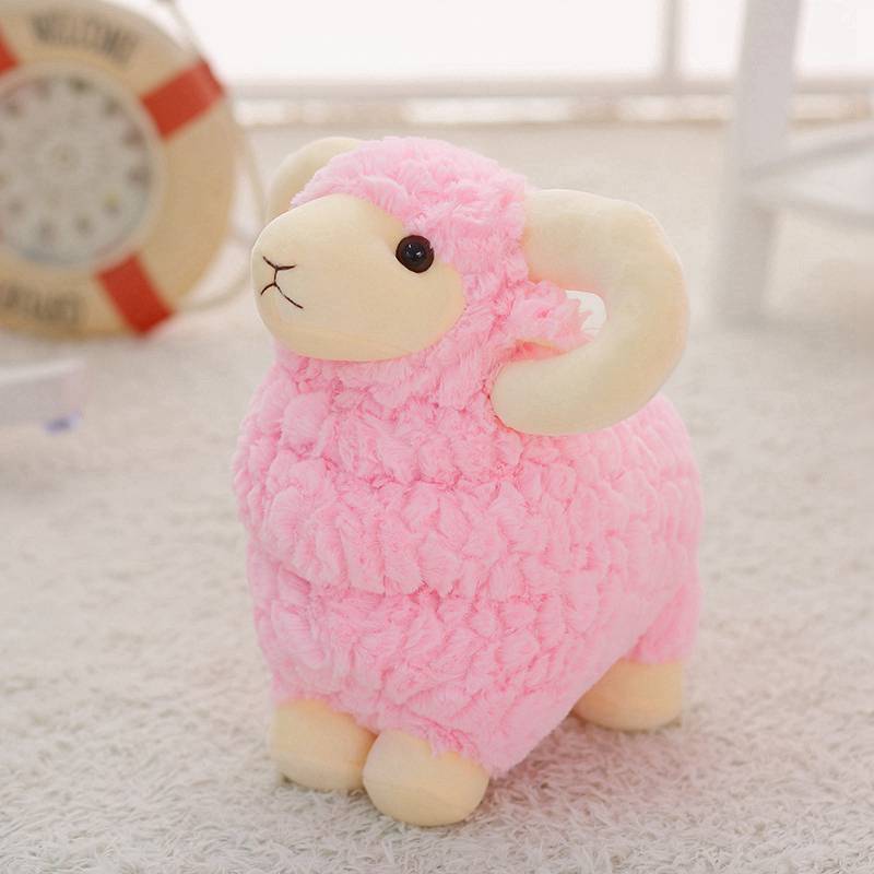 Peluche Ovelha - Rosa - 1 Descobre o Peluche de Ovelha em branco, rosa ou castanho. Suave, seguro e perfeito para crianças que adoram animais da quinta. Envio rápido e com amor!