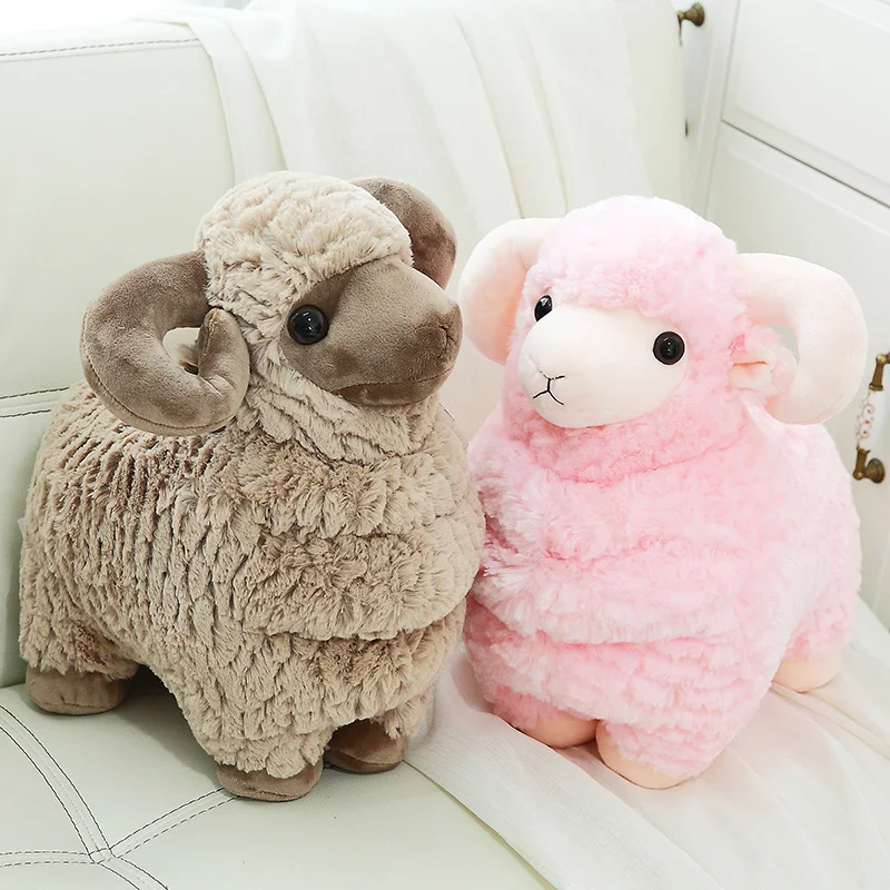 Peluche Ovelha – Macio, Fofo e Ideal para Crianças Descobre o Peluche de Ovelha em branco, rosa ou castanho. Suave, seguro e perfeito para crianças que adoram animais da quinta. Envio rápido e com amor!