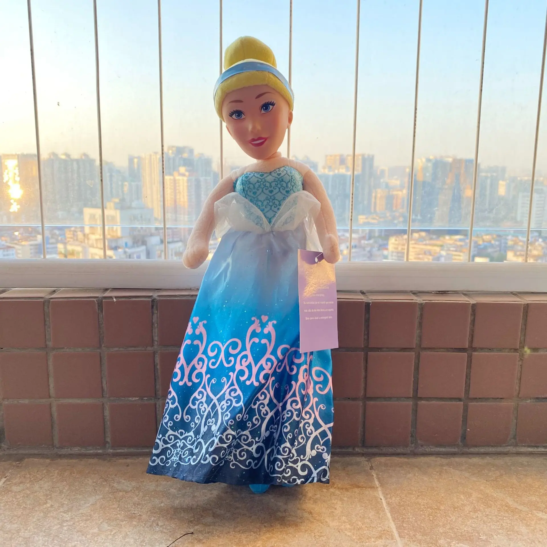 Peluche Cinderela 40cm - Bonecos de Peluche da Cinderela Disney Encanta-te com o peluche da Cinderela em tamanho 40cm. Um presente mágico para crianças e fãs dos filmes Disney. Suave, seguro e perfeito para sonhar alto!