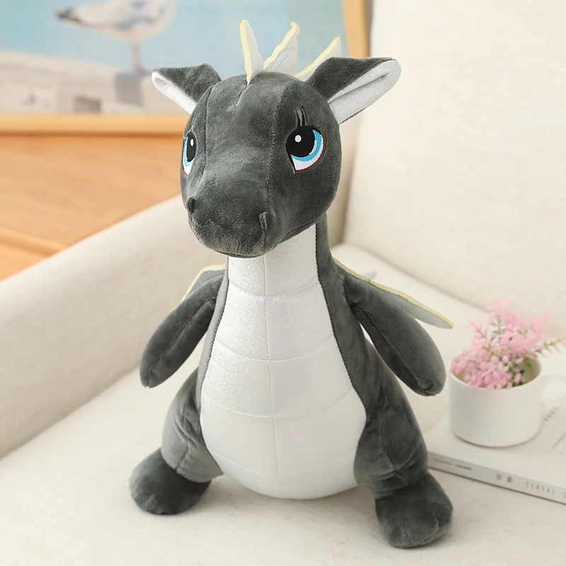 Peluche Dragão - Peluches Infantis de Animais Fantásticos Descobre o Peluche Dragão ideal para os pequenos aventureiros! Disponível em 3 tamanhos, super macio e com certificação CE. Um presente mágico e seguro!