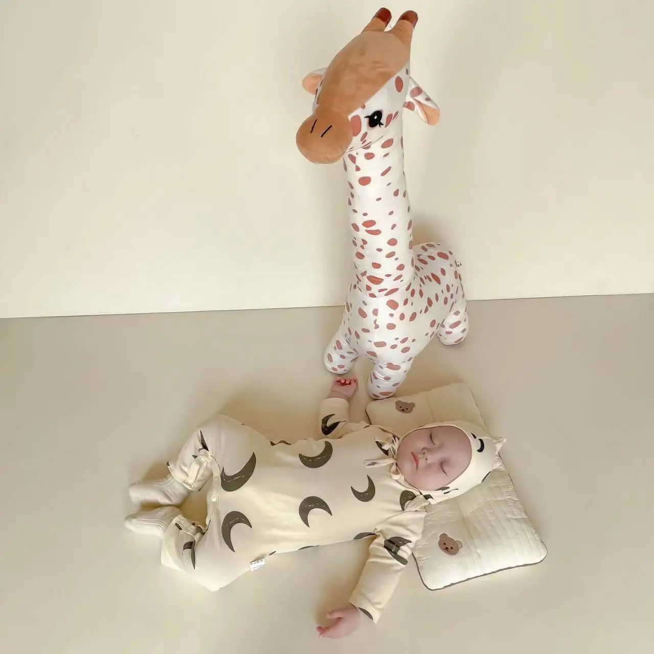 Peluche Girafa Grande - Bonecos de Peluches de Animais da Selva Descobre o Peluche Girafa, um peluche infantil encantador com design moderno e toque suave. Perfeito para abraços, brincadeiras ou decoração. Certificado CE. A partir dos 3 anos.