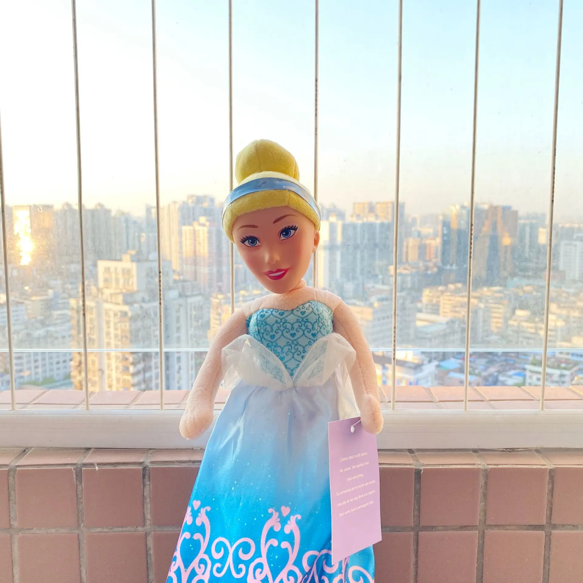 Peluche Cinderela 40cm - Bonecos de Peluche da Cinderela Disney Encanta-te com o peluche da Cinderela em tamanho 40cm. Um presente mágico para crianças e fãs dos filmes Disney. Suave, seguro e perfeito para sonhar alto!