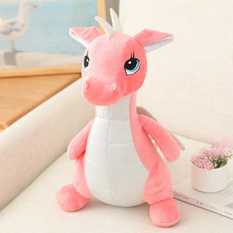 Peluche Dragão - Peluches Infantis de Animais Fantásticos Descobre o Peluche Dragão ideal para os pequenos aventureiros! Disponível em 3 tamanhos, super macio e com certificação CE. Um presente mágico e seguro!