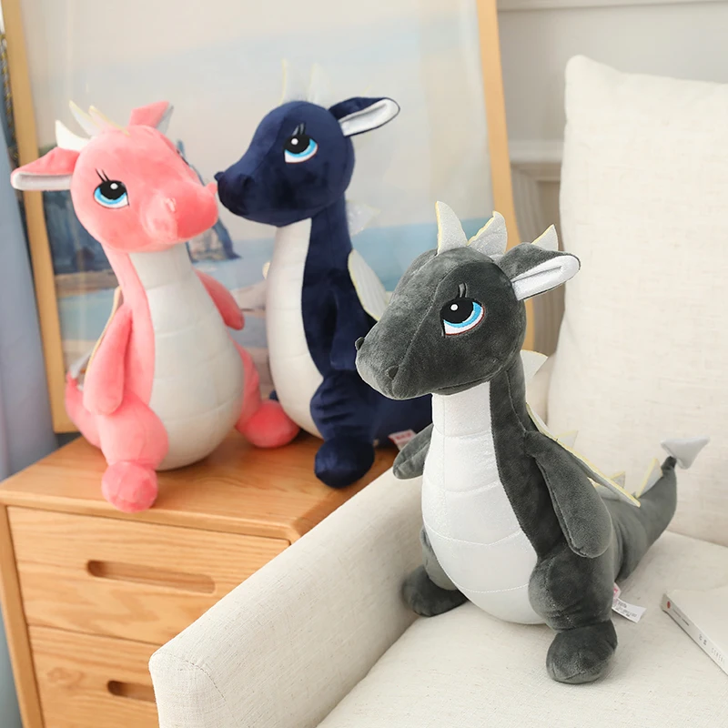 Peluche Dragão - Peluches Infantis de Animais Fantásticos Descobre o Peluche Dragão ideal para os pequenos aventureiros! Disponível em 3 tamanhos, super macio e com certificação CE. Um presente mágico e seguro!