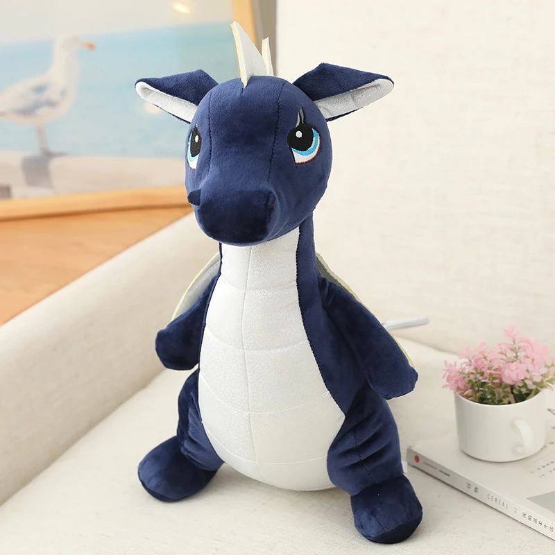 Peluche Dragão - Peluches Infantis de Animais Fantásticos Descobre o Peluche Dragão ideal para os pequenos aventureiros! Disponível em 3 tamanhos, super macio e com certificação CE. Um presente mágico e seguro!