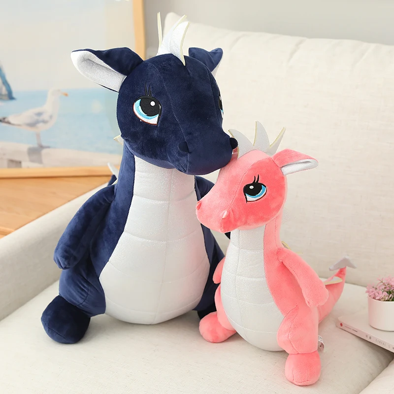 Peluche Dragão - Peluches Infantis de Animais Fantásticos Descobre o Peluche Dragão ideal para os pequenos aventureiros! Disponível em 3 tamanhos, super macio e com certificação CE. Um presente mágico e seguro!