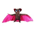 Descobre o Peluche Morcego Mavis 30cm do Hotel Transylvania! Um peluche macio, seguro e cheio de fantasia, perfeito para crianças e fãs da saga.