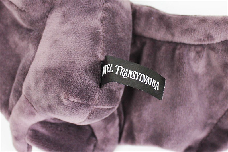 Peluche Morcego Mavis - Hotel Transylvania 30cm-4 Descobre o Peluche Morcego Mavis 30cm do Hotel Transylvania! Um peluche macio, seguro e cheio de fantasia, perfeito para crianças e fãs da saga.
