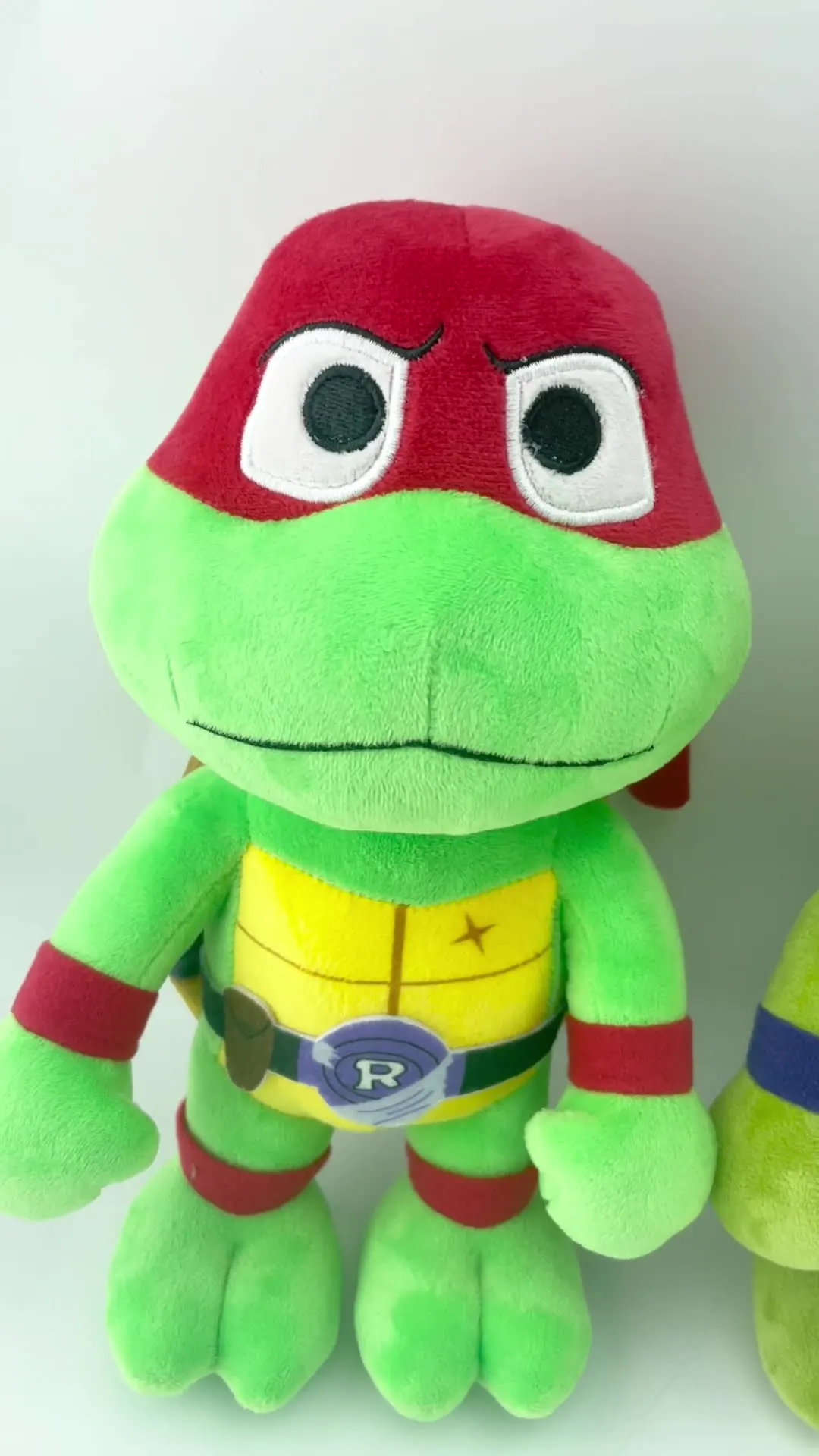 Peluche Rafael - Tartarugas Ninja 22cm - Peluche Infantil de Aventura O Peluche Rafael – Tartarugas Ninja 22cm traz toda a energia e coragem do herói rebelde da equipa. Macio, seguro e cheio de detalhes, é ideal para crianças e fãs dos filmes de aventura e fantasia.