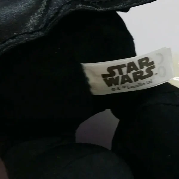 Descobre o Peluche Darth Vader 30cm da saga Star Wars. Macio, detalhado e certificado CE — ideal para fãs e crianças a partir dos 3 anos.